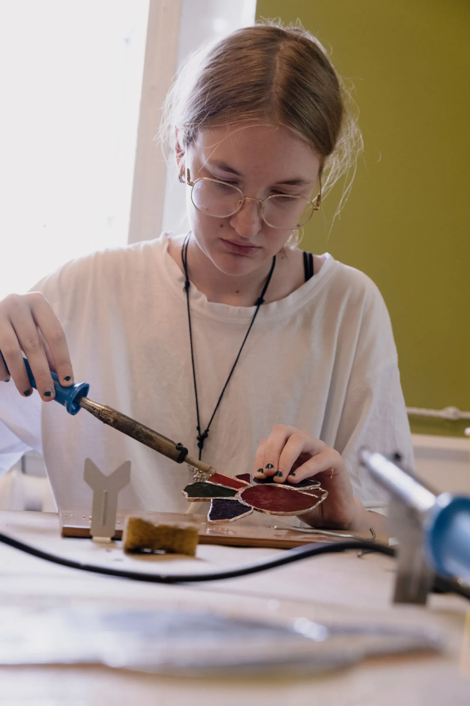 Пайка витража в форме цветка крупным планом