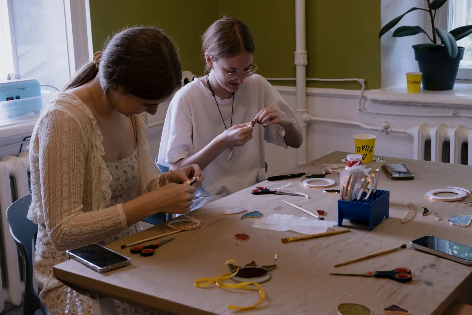 Участницы оборачивают стекло медной фольгой