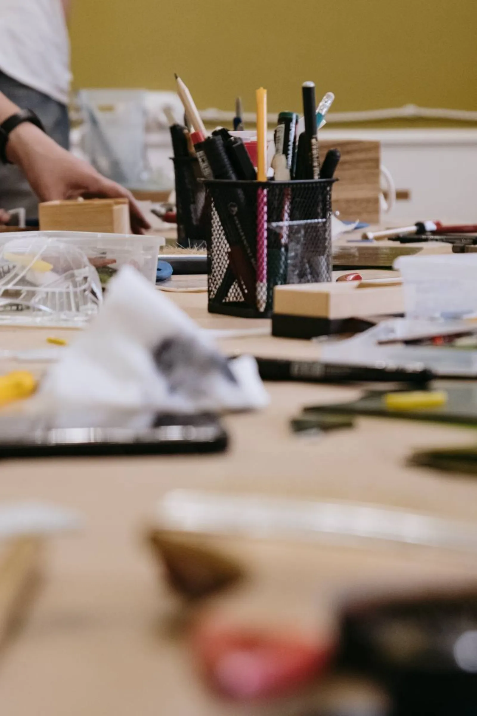 Две участницы работают с витражными инструментами