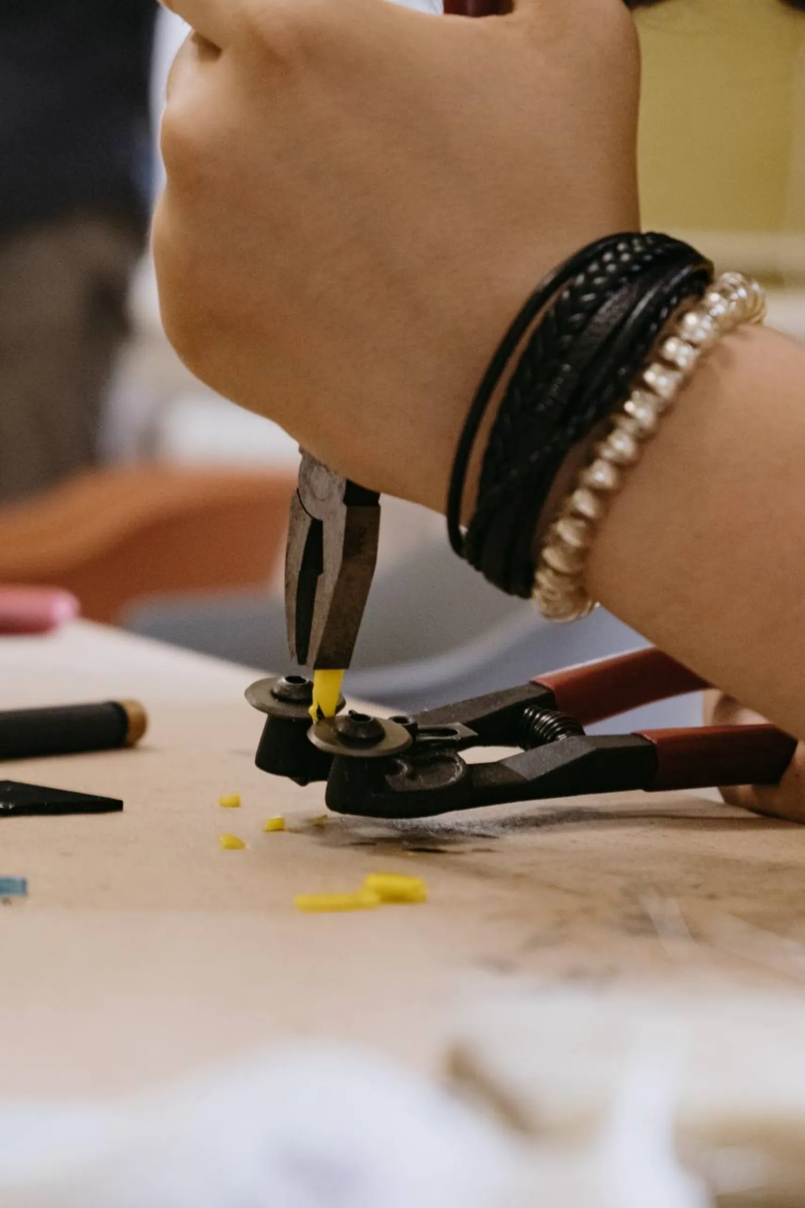 Большая группа участниц за длинным столом с мастером