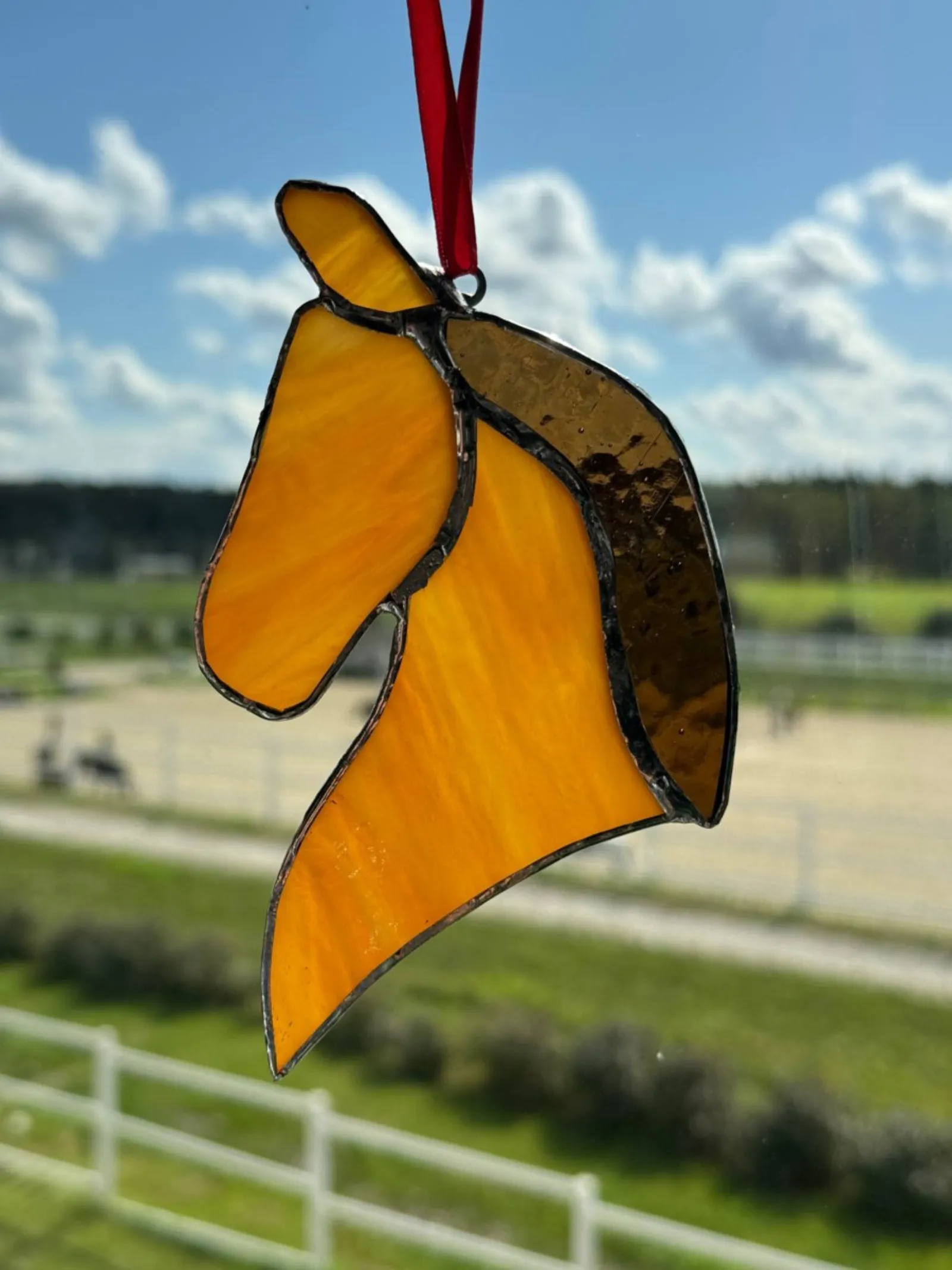 Витраж-лошадка на фоне поля