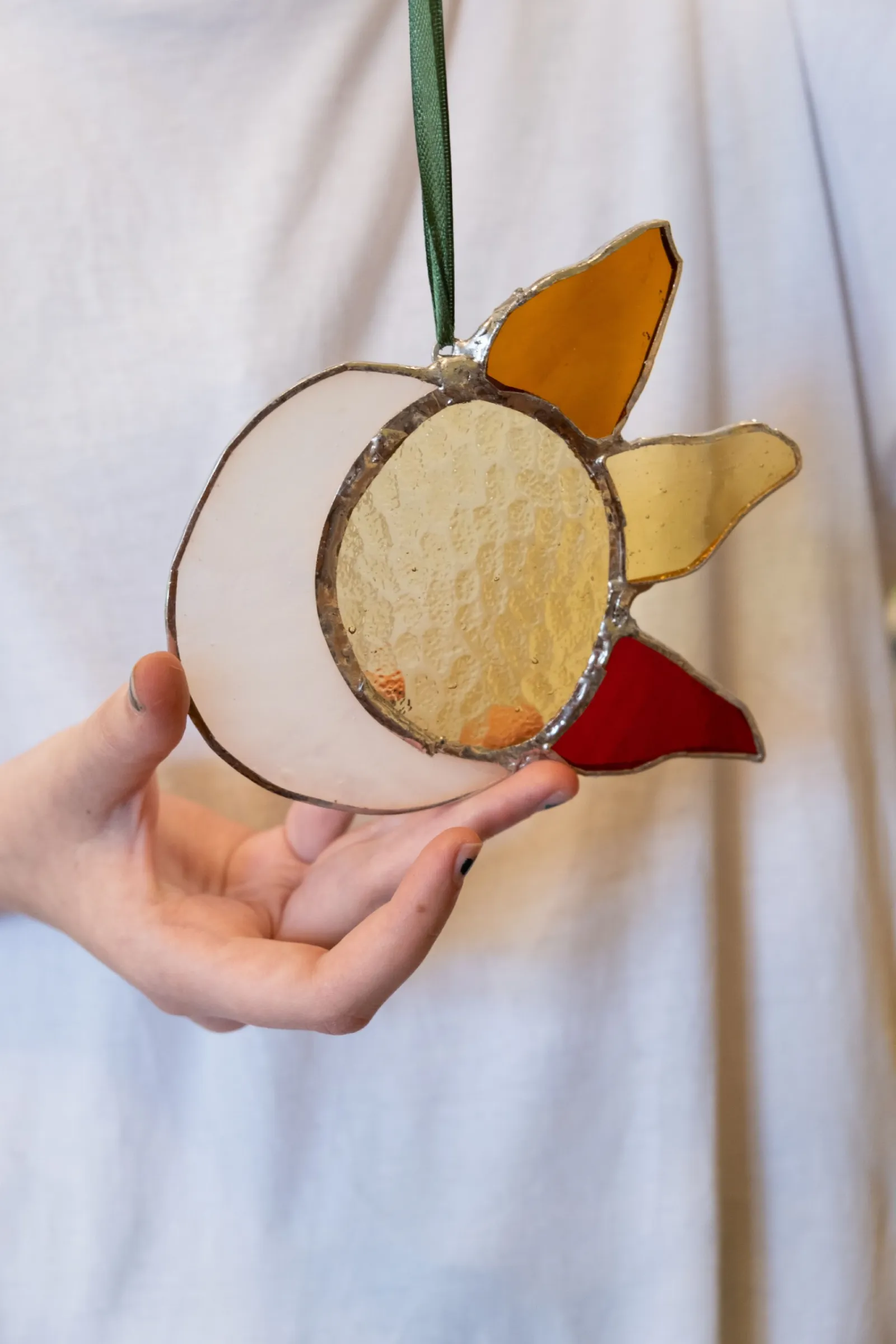 Витражная птица в руках участницы